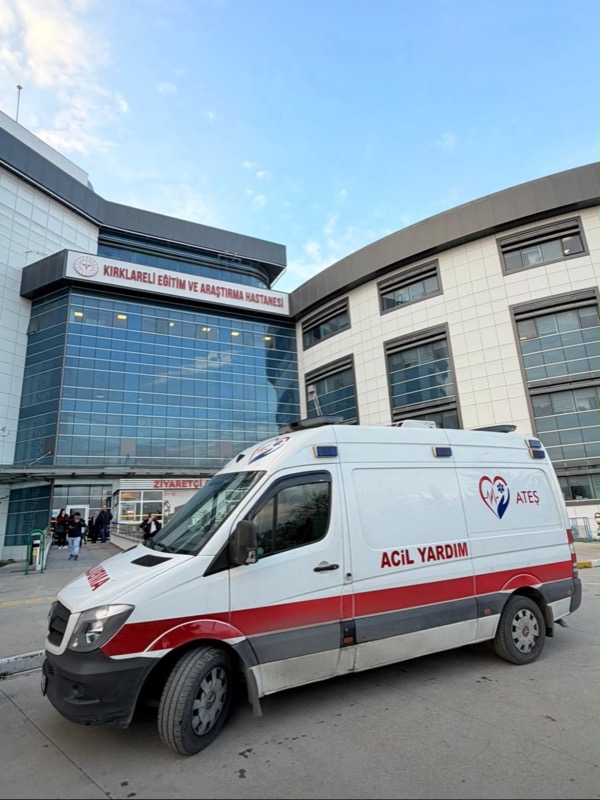 Tam donanımlı acil yardım ambulansı dış görünüm